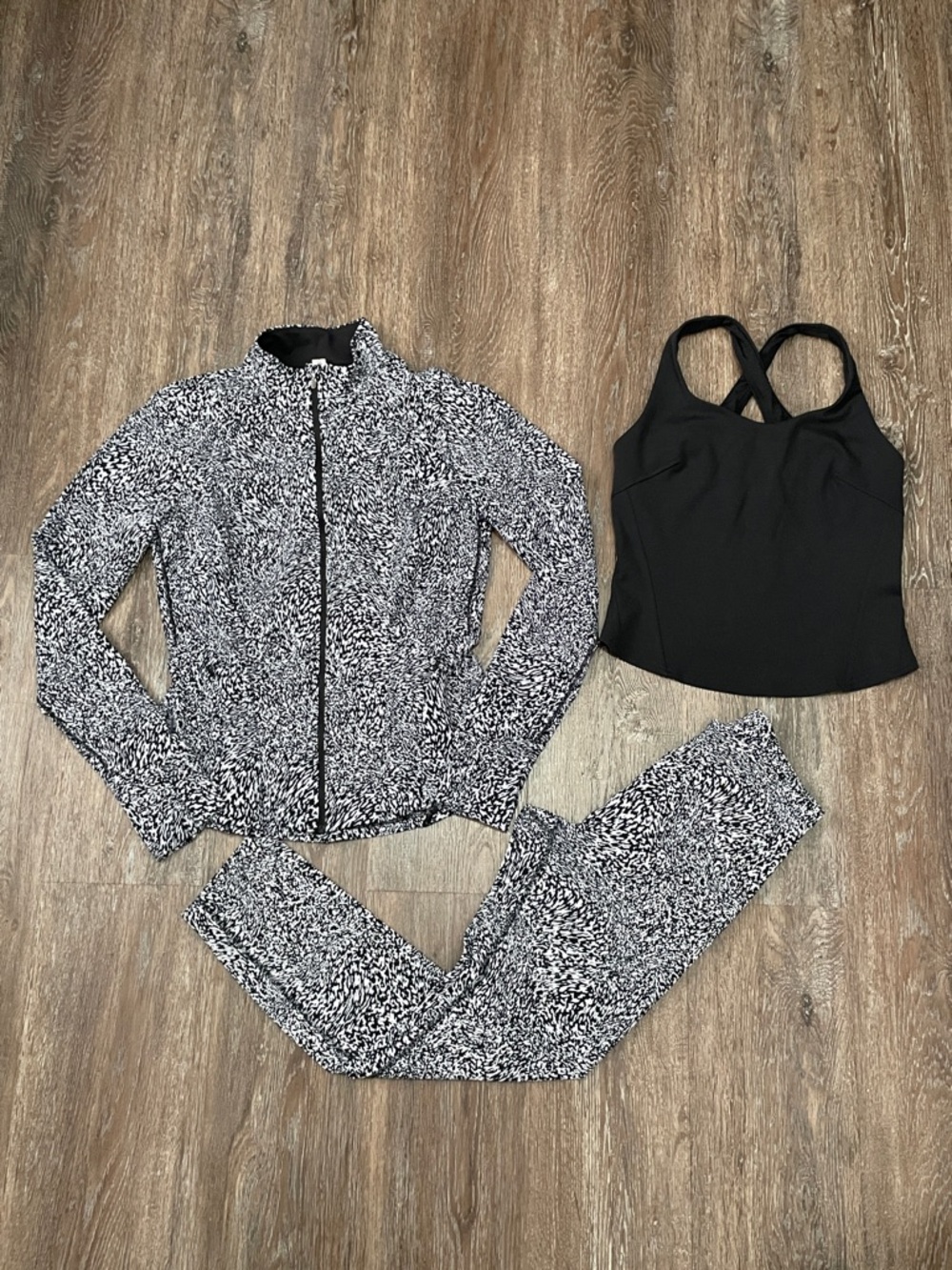 Like New Lululemon Matching InStill Set. Size Tops 8,6/Bottom 6